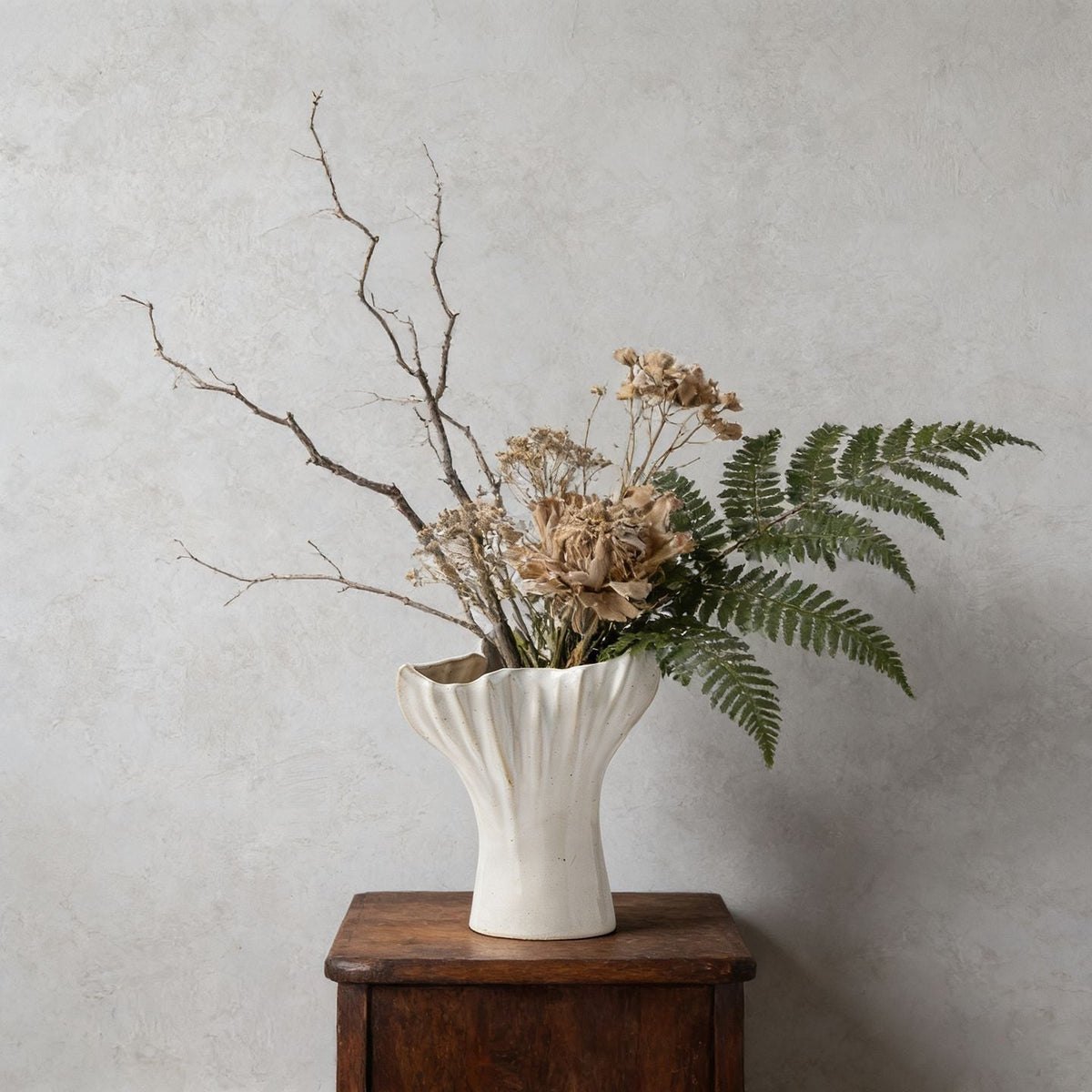 Dekorative Keramiktischvase mit gewelltem Blumenblattrand