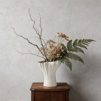 Dekorative Keramiktischvase mit gewelltem Blumenblattrand