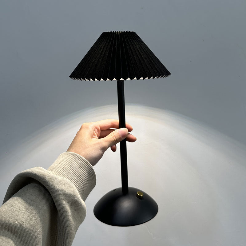 Zeitgenössische skandinavische wiederaufladbare Eisenstoff konische gefaltete LED Tischlampe für Nachttische