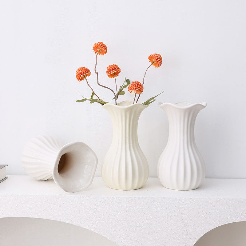 Elegante gerippte Keramik-Blumenvase