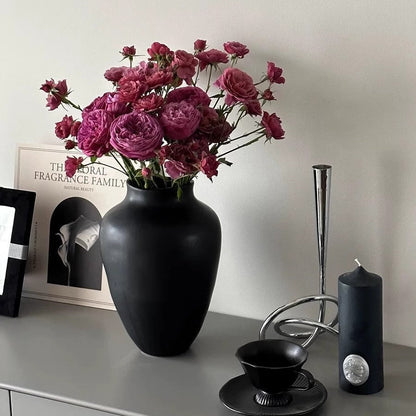 Elegante geschwungene Keramikvase