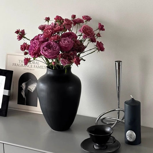 Elegante geschwungene Keramikvase
