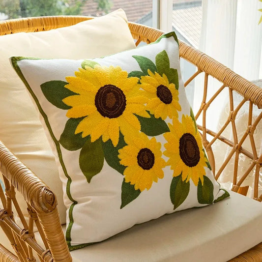 Baumwollgesticktes Dekokissen 45x45 cm mit Sonnenblumenmuster