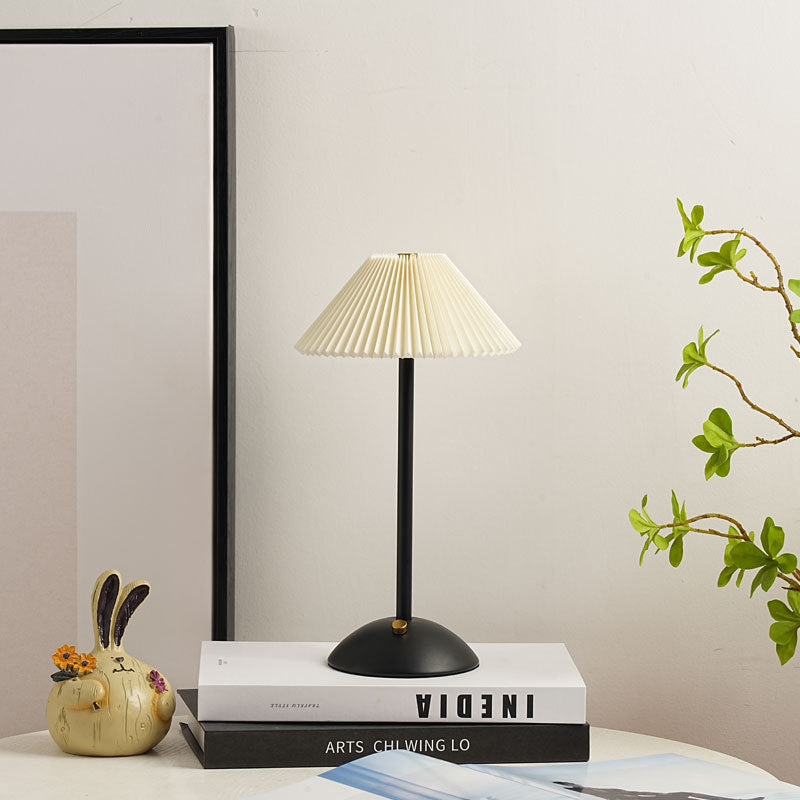 Zeitgenössische skandinavische wiederaufladbare Eisenstoff konische gefaltete LED Tischlampe für Nachttische
