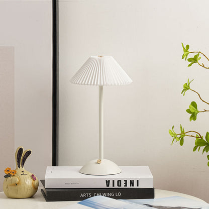 Zeitgenössische skandinavische wiederaufladbare Eisenstoff konische gefaltete LED Tischlampe für Nachttische