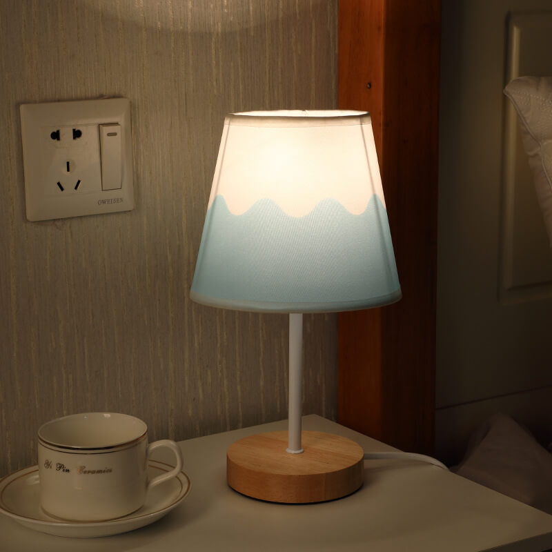 Nordic Vintage Stoff Cone Massivholz LED Tischlampe
