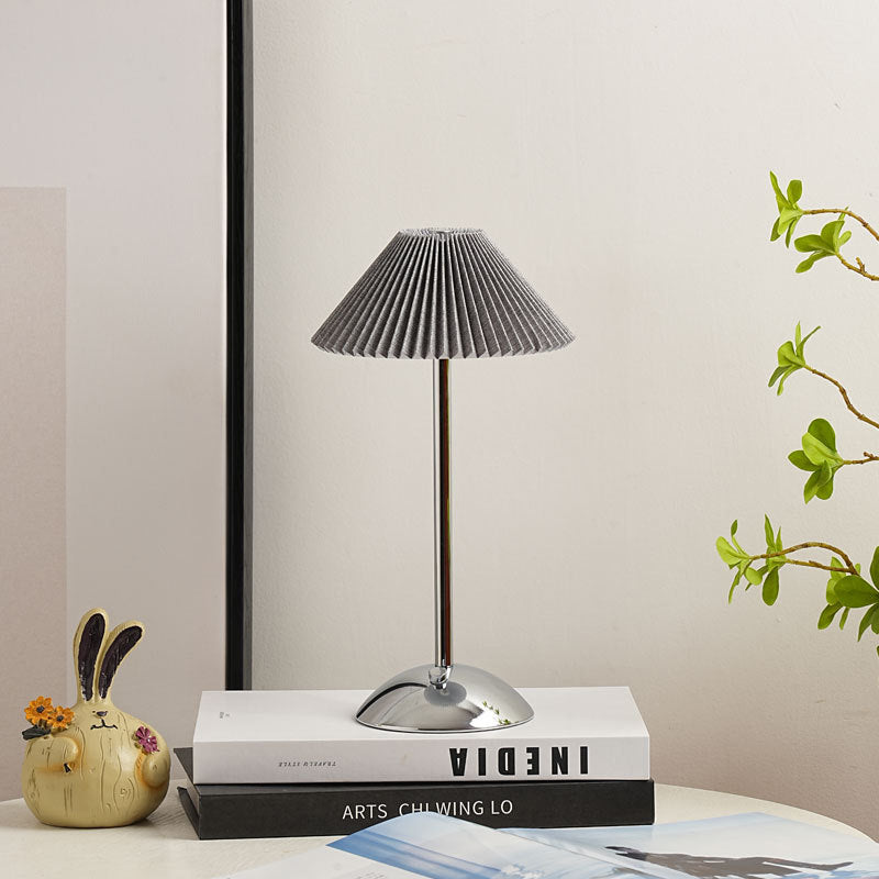 Zeitgenössische skandinavische wiederaufladbare Eisenstoff konische gefaltete LED Tischlampe für Nachttische