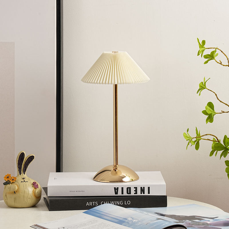 Zeitgenössische skandinavische wiederaufladbare Eisenstoff konische gefaltete LED Tischlampe für Nachttische