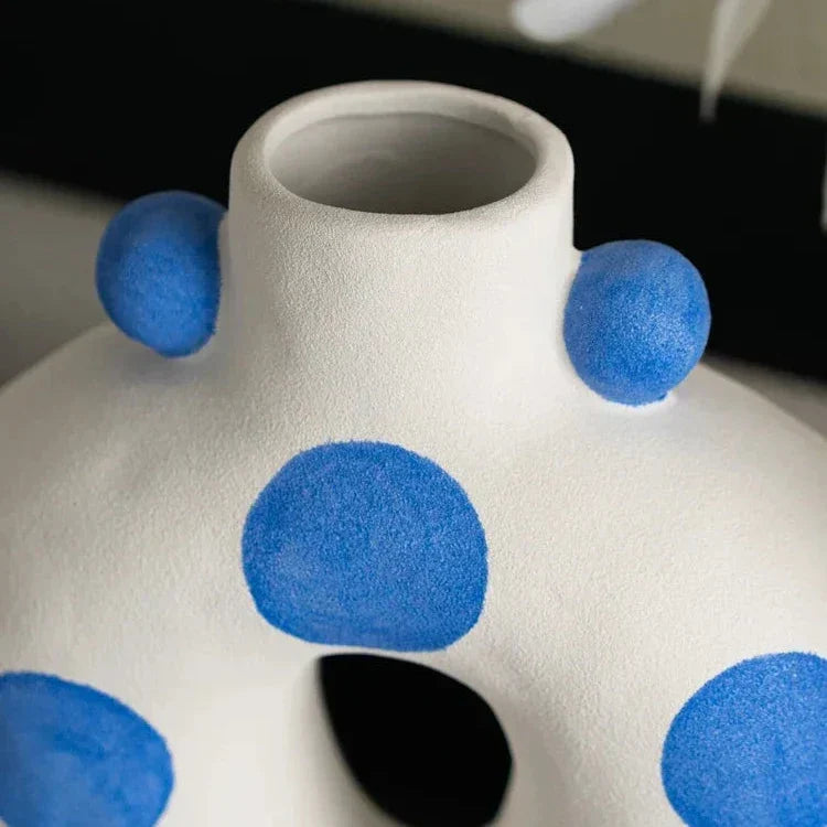 Blaue Punkte Wonky Vase