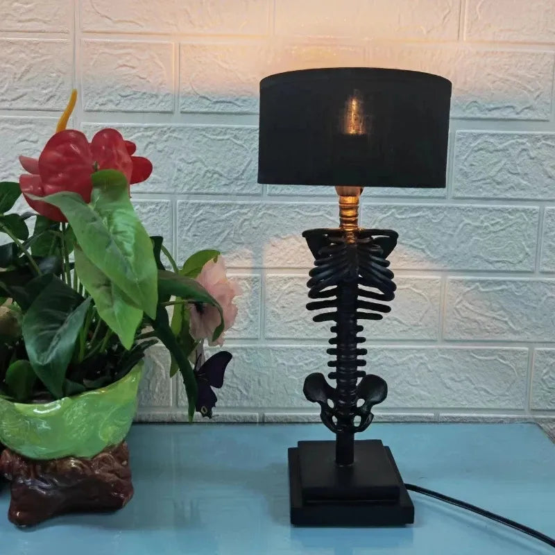 Handgefertigte gotische Skelett-Tischlampe