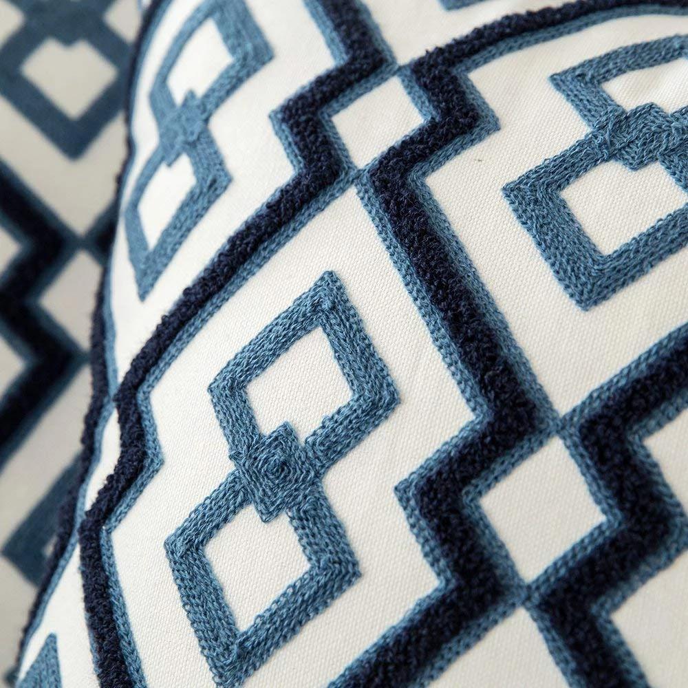 Blaues besticktes Dekokissen mit Ornamentmuster