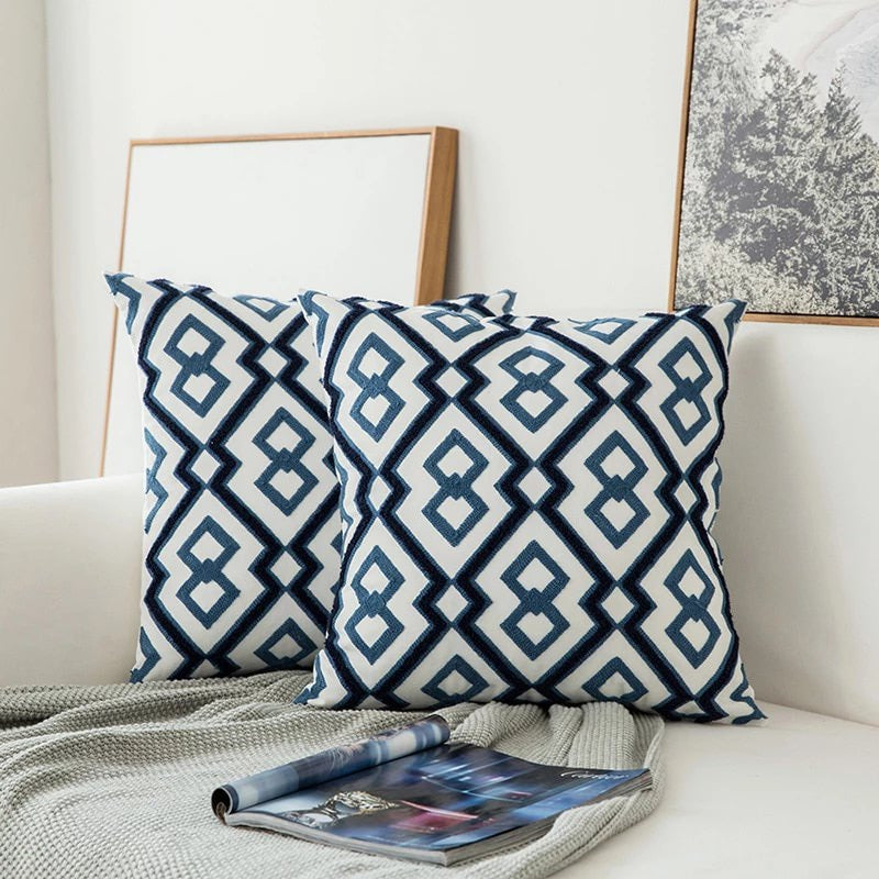 Blaues besticktes Dekokissen mit Ornamentmuster