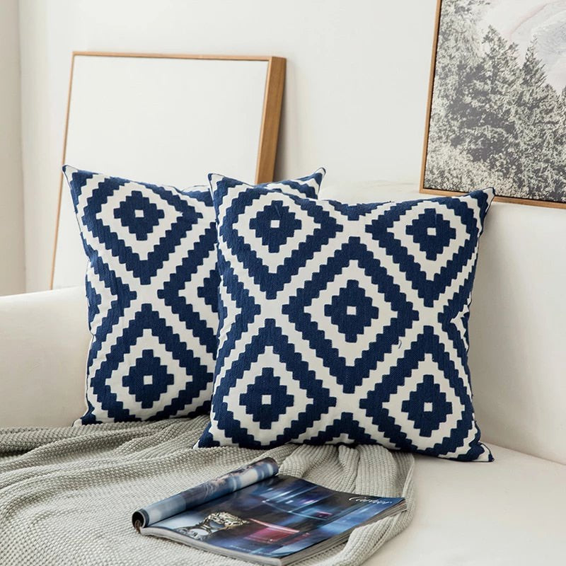 Blaues besticktes Dekokissen mit Ornamentmuster
