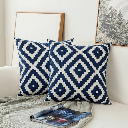 Blaues besticktes Dekokissen mit Ornamentmuster