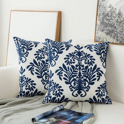 Blaues besticktes Dekokissen mit Ornamentmuster
