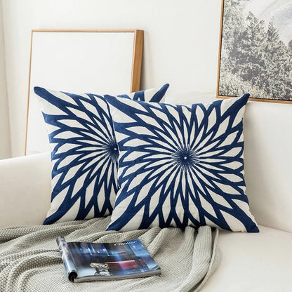 Blaues besticktes Dekokissen mit Ornamentmuster