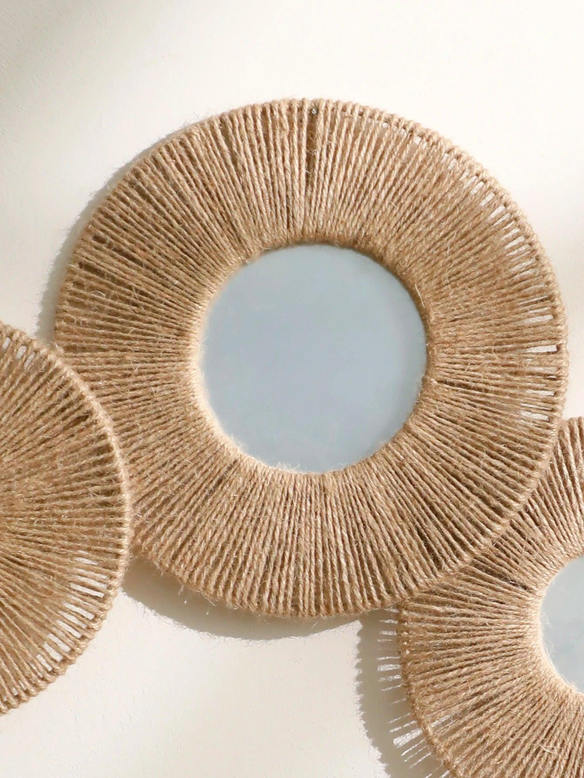 Heim Zeile | Rundes dekoratives Wandspiegel im Boho-Stil mit gewebtem Hanfseil