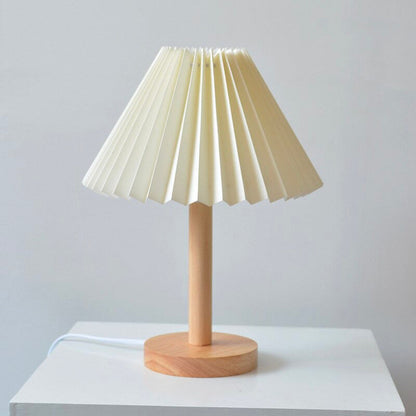Holztischlampe mit gefaltetem Schirm