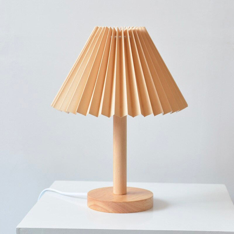 Holztischlampe mit gefaltetem Schirm