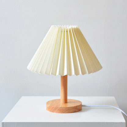 Holztischlampe mit gefaltetem Schirm