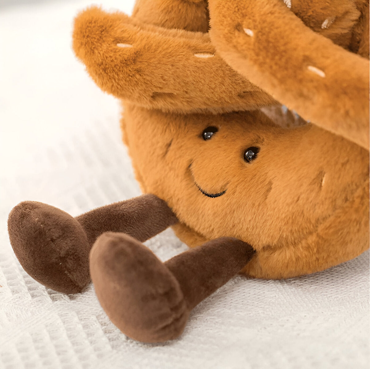 Plüsch Brezel – Weiches Kuschelkissen im Frühstücksdesign | Heim Zeile